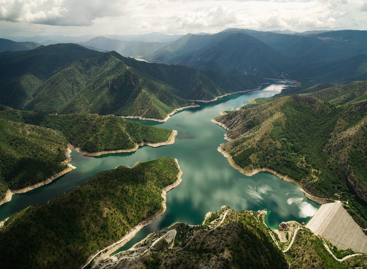 探秘北国奇峰，河北白石山——山水间的绿色仙境