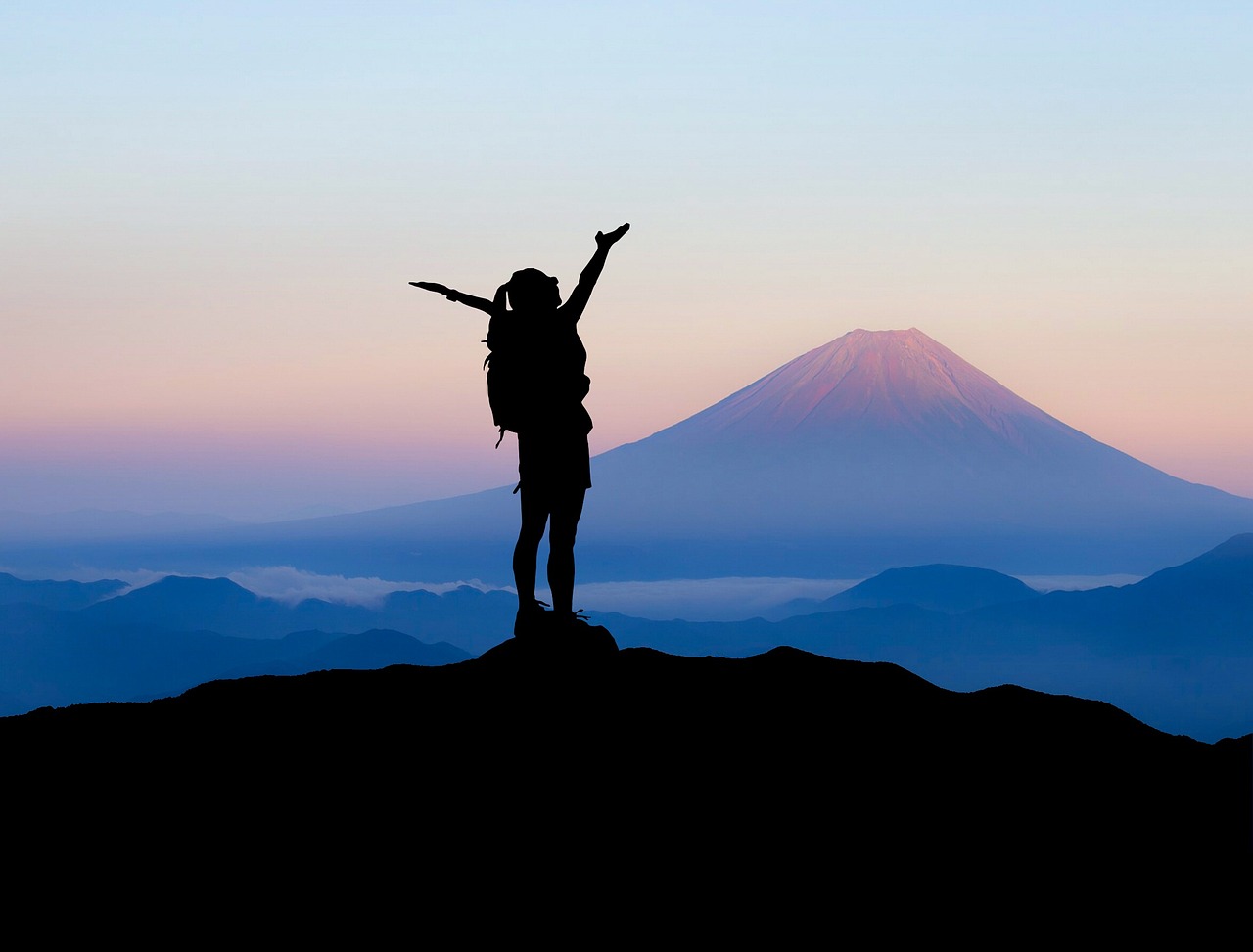 火山熔岩与碧海蓝天，探索神秘的火山岛自然生态风景区