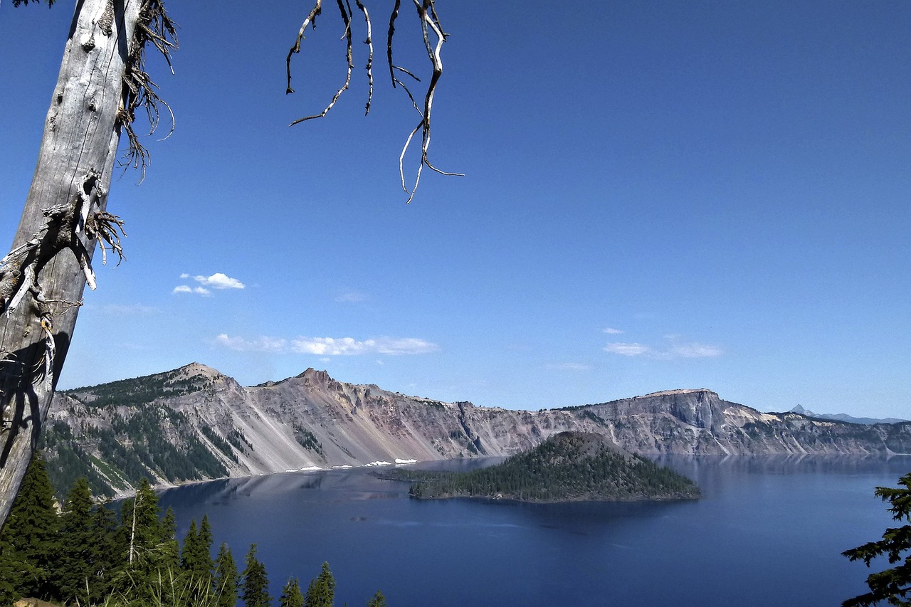 富士山雪顶迟迟未现，气候变迁下的自然之谜